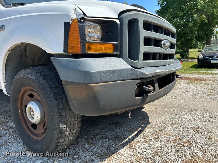 image for item NM9839 2006 Ford F350 Super Duty utility bed pickup truck