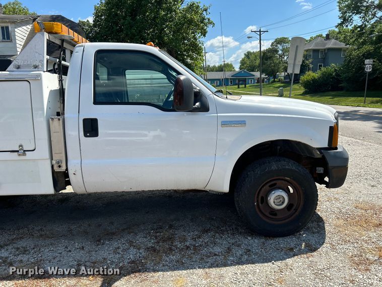 image for item NM9839 2006 Ford F350 Super Duty utility bed pickup truck
