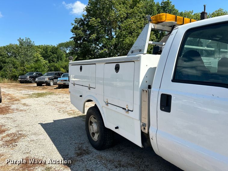 image for item NM9839 2006 Ford F350 Super Duty utility bed pickup truck