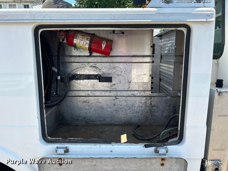 image for item NM9839 2006 Ford F350 Super Duty utility bed pickup truck
