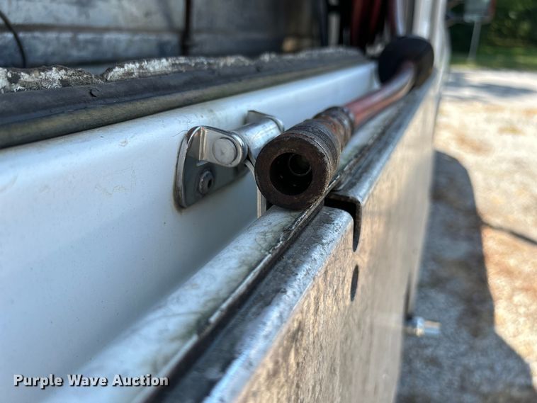 image for item NM9839 2006 Ford F350 Super Duty utility bed pickup truck