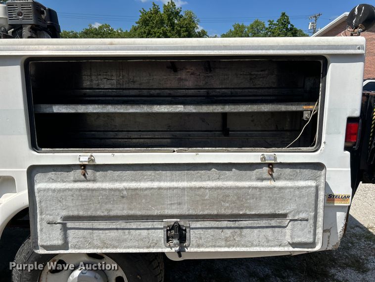 image for item NM9839 2006 Ford F350 Super Duty utility bed pickup truck