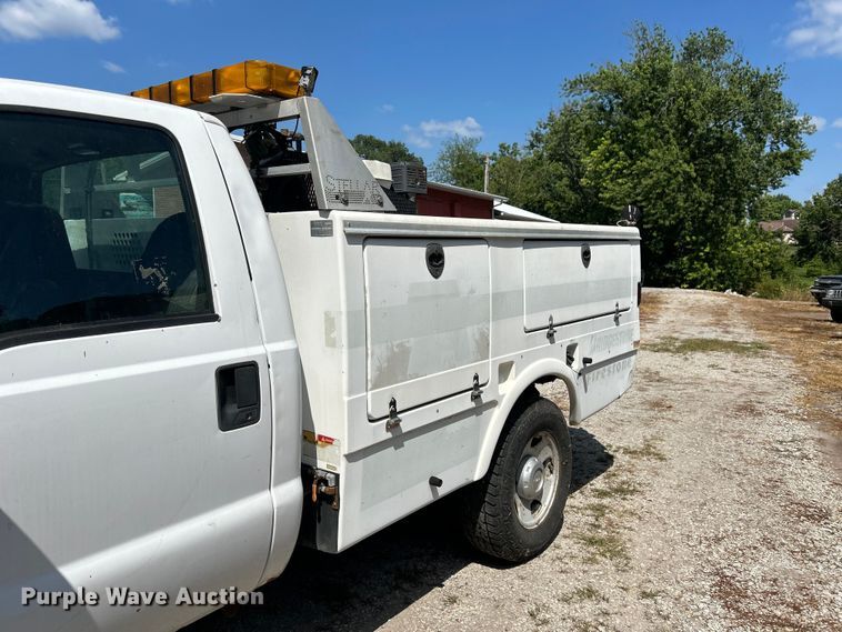 image for item NM9839 2006 Ford F350 Super Duty utility bed pickup truck