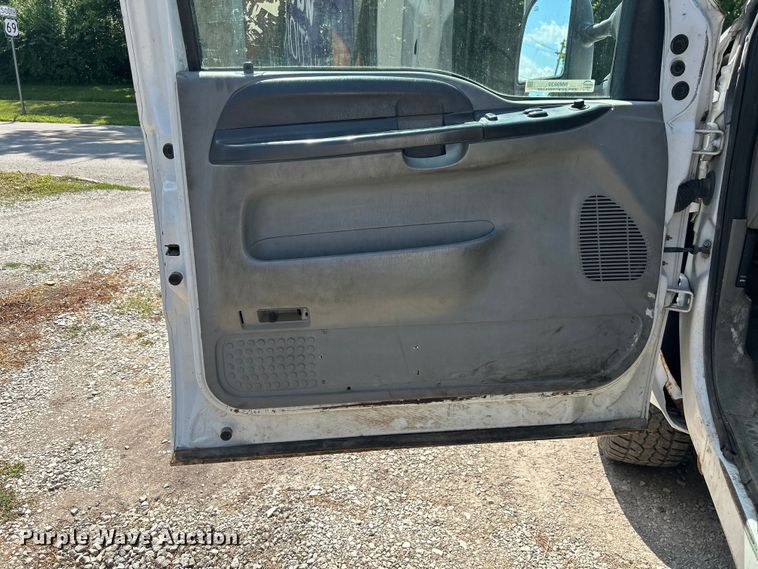 image for item NM9839 2006 Ford F350 Super Duty utility bed pickup truck