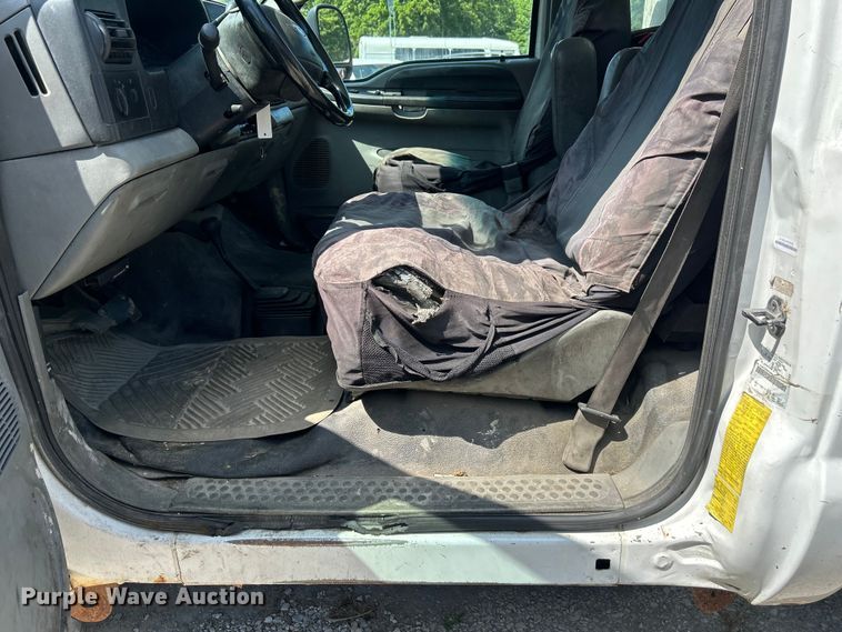 image for item NM9839 2006 Ford F350 Super Duty utility bed pickup truck