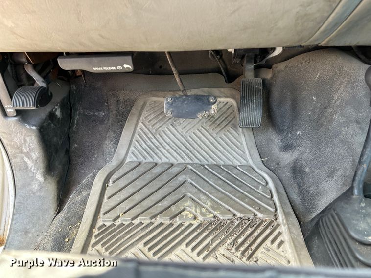 image for item NM9839 2006 Ford F350 Super Duty utility bed pickup truck