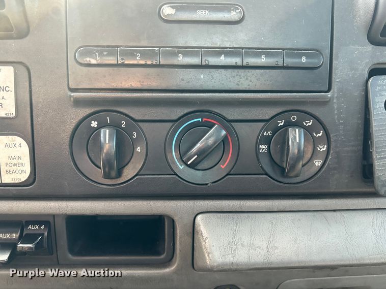 image for item NM9839 2006 Ford F350 Super Duty utility bed pickup truck
