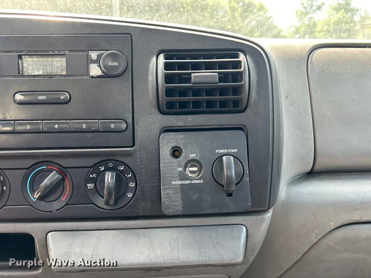 image for item NM9839 2006 Ford F350 Super Duty utility bed pickup truck