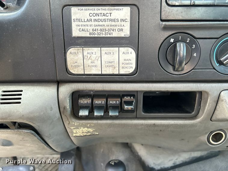 image for item NM9839 2006 Ford F350 Super Duty utility bed pickup truck