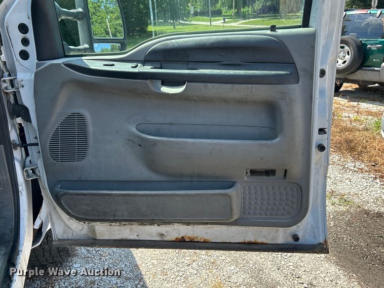 image for item NM9839 2006 Ford F350 Super Duty utility bed pickup truck
