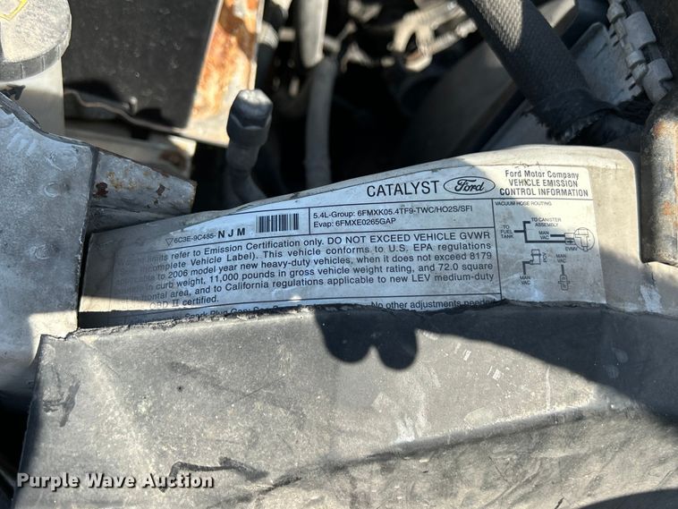 image for item NM9839 2006 Ford F350 Super Duty utility bed pickup truck
