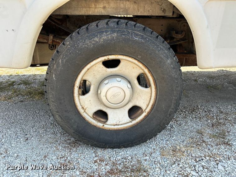 image for item NM9839 2006 Ford F350 Super Duty utility bed pickup truck