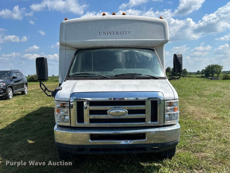 image for item NM9840 2009 Ford E-450 shuttle bus