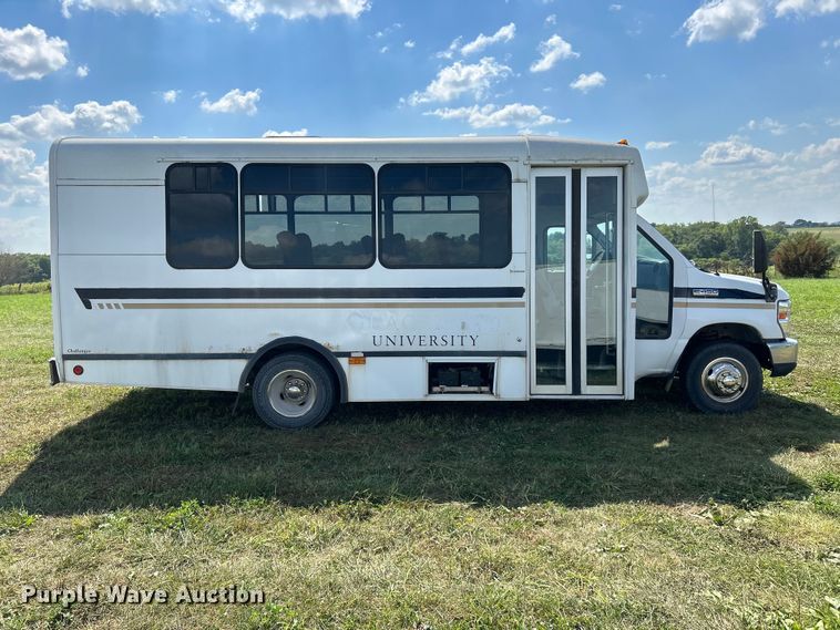 image for item NM9840 2009 Ford E-450 shuttle bus