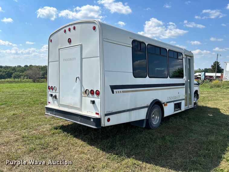 image for item NM9840 2009 Ford E-450 shuttle bus