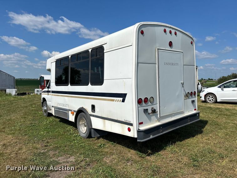 image for item NM9840 2009 Ford E-450 shuttle bus
