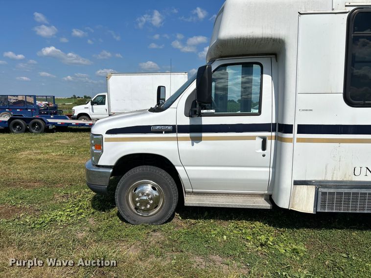 image for item NM9840 2009 Ford E-450 shuttle bus