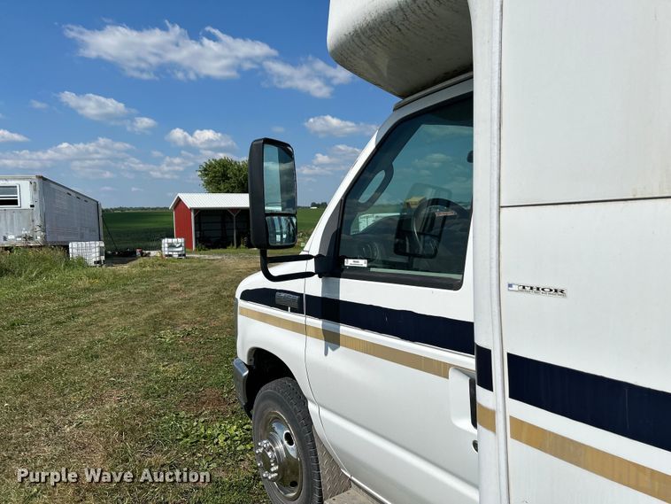 image for item NM9840 2009 Ford E-450 shuttle bus