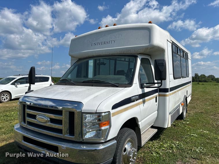 image for item NM9840 2009 Ford E-450 shuttle bus