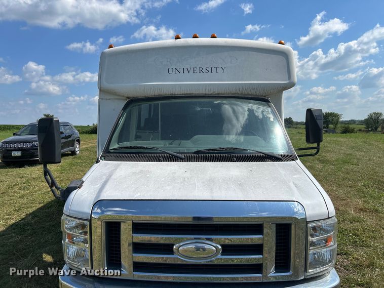 image for item NM9840 2009 Ford E-450 shuttle bus