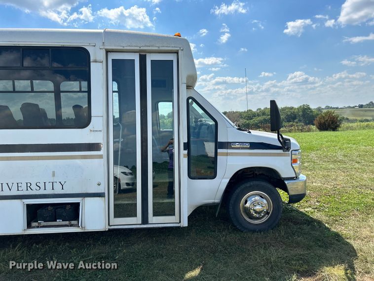 image for item NM9840 2009 Ford E-450 shuttle bus