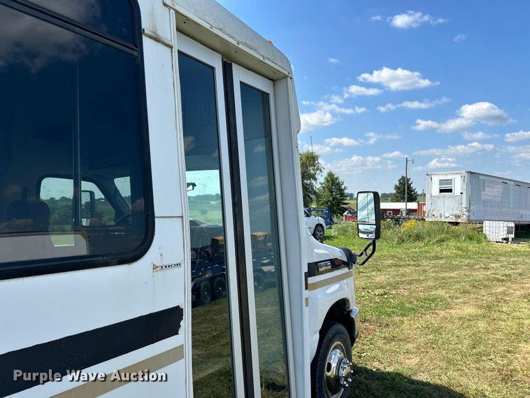 image for item NM9840 2009 Ford E-450 shuttle bus