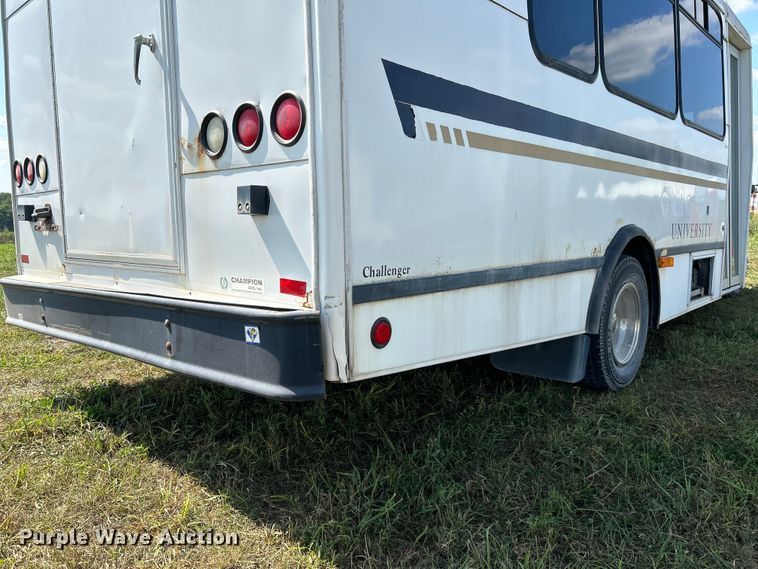 image for item NM9840 2009 Ford E-450 shuttle bus