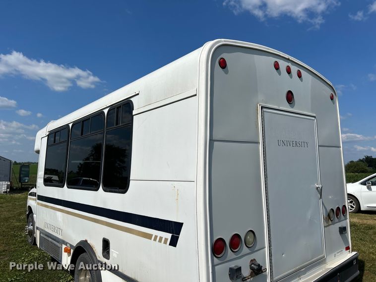 image for item NM9840 2009 Ford E-450 shuttle bus