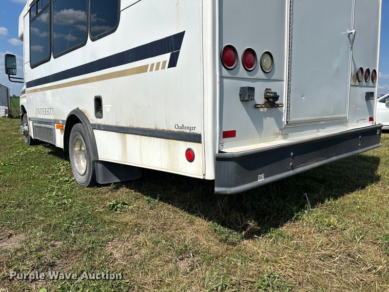 image for item NM9840 2009 Ford E-450 shuttle bus