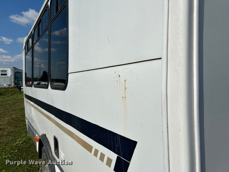 image for item NM9840 2009 Ford E-450 shuttle bus