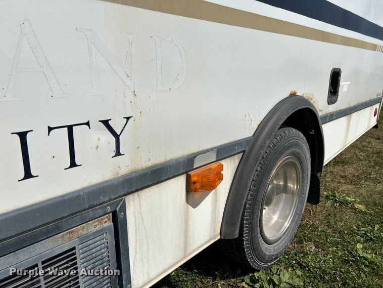 image for item NM9840 2009 Ford E-450 shuttle bus
