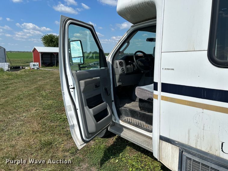 image for item NM9840 2009 Ford E-450 shuttle bus