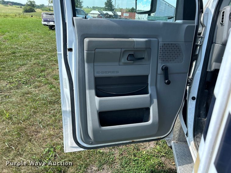 image for item NM9840 2009 Ford E-450 shuttle bus