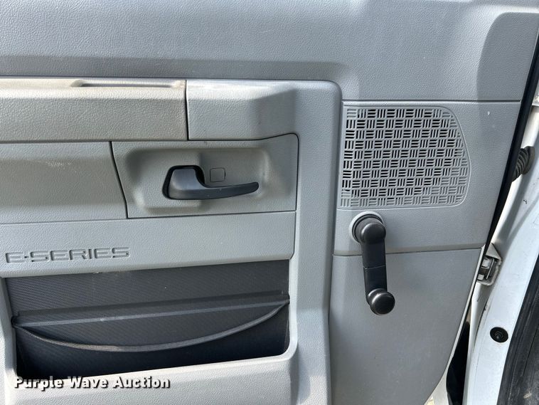 image for item NM9840 2009 Ford E-450 shuttle bus