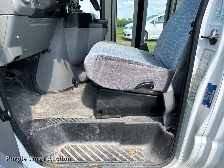 image for item NM9840 2009 Ford E-450 shuttle bus