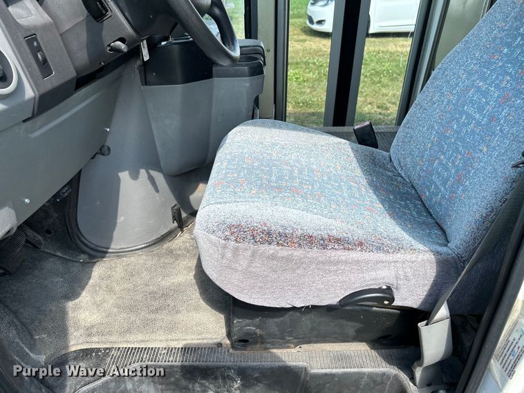 image for item NM9840 2009 Ford E-450 shuttle bus
