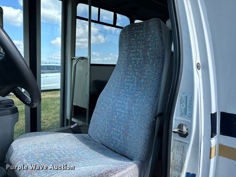 image for item NM9840 2009 Ford E-450 shuttle bus