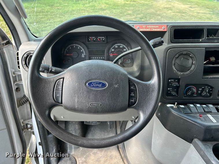 image for item NM9840 2009 Ford E-450 shuttle bus