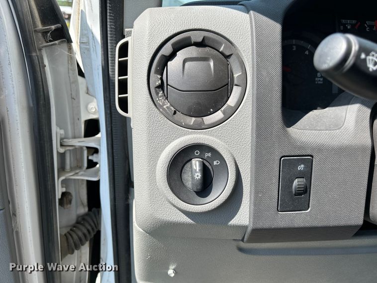 image for item NM9840 2009 Ford E-450 shuttle bus