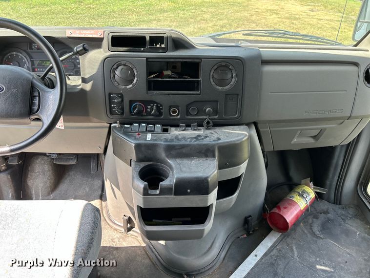 image for item NM9840 2009 Ford E-450 shuttle bus
