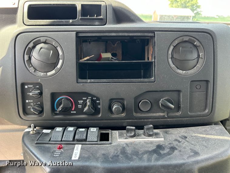 image for item NM9840 2009 Ford E-450 shuttle bus