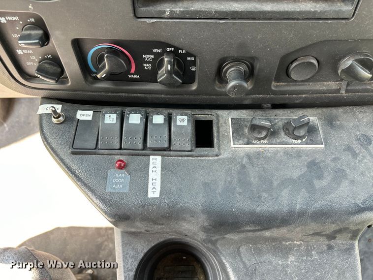 image for item NM9840 2009 Ford E-450 shuttle bus