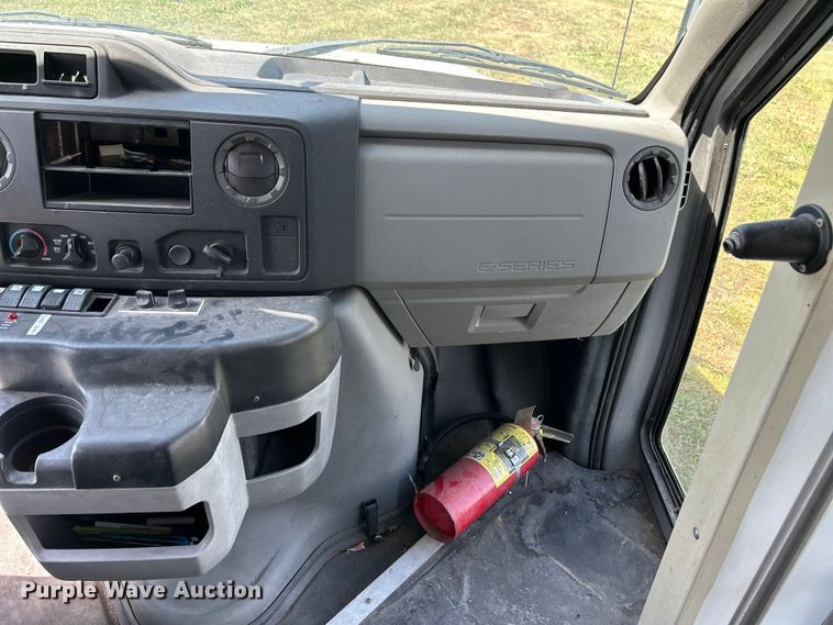 image for item NM9840 2009 Ford E-450 shuttle bus