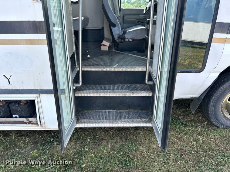 image for item NM9840 2009 Ford E-450 shuttle bus