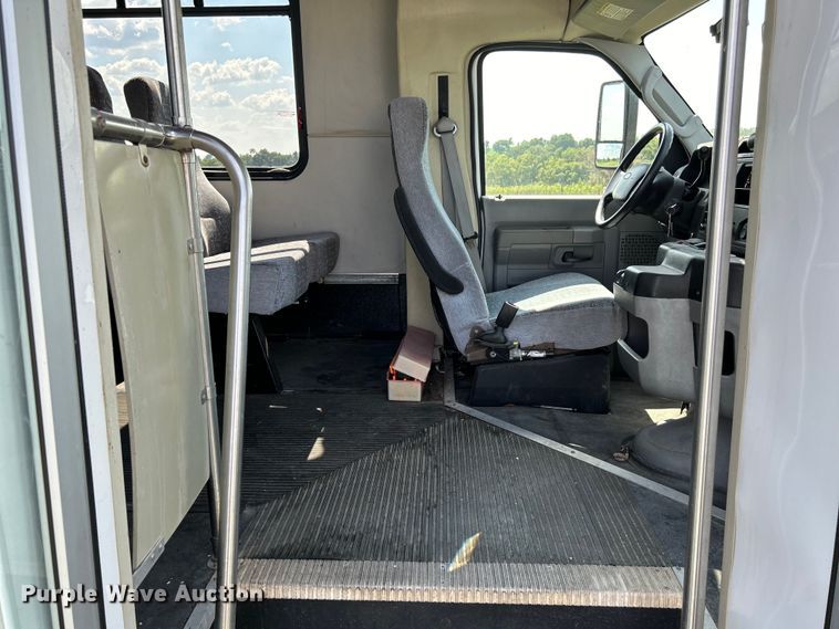 image for item NM9840 2009 Ford E-450 shuttle bus