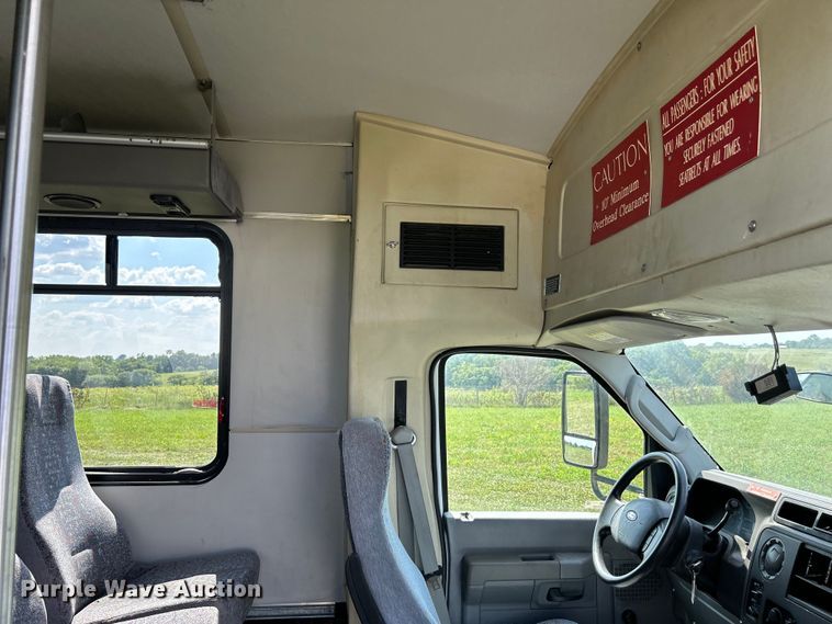 image for item NM9840 2009 Ford E-450 shuttle bus