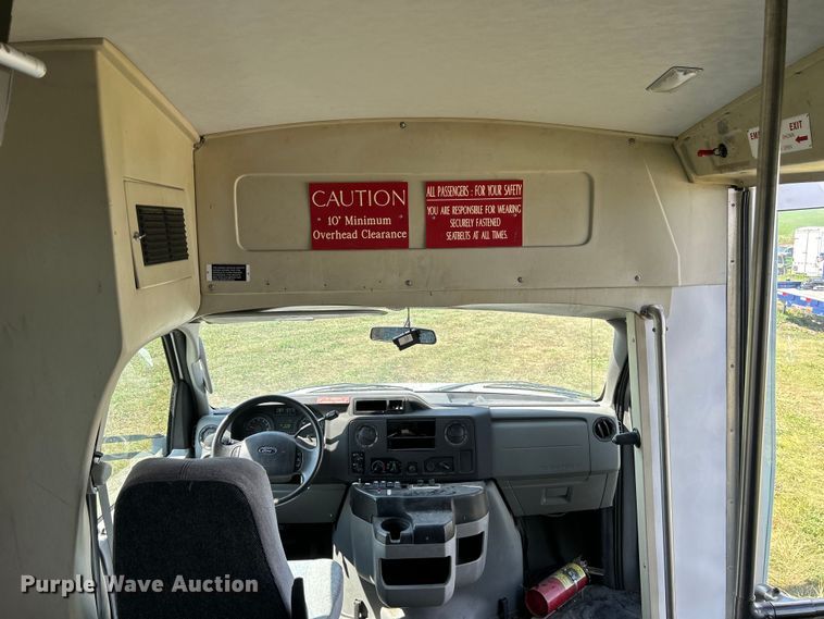 image for item NM9840 2009 Ford E-450 shuttle bus