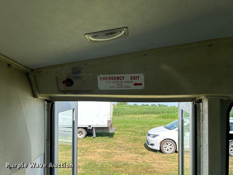 image for item NM9840 2009 Ford E-450 shuttle bus