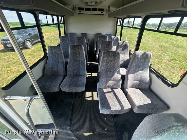 image for item NM9840 2009 Ford E-450 shuttle bus