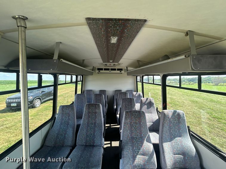 image for item NM9840 2009 Ford E-450 shuttle bus